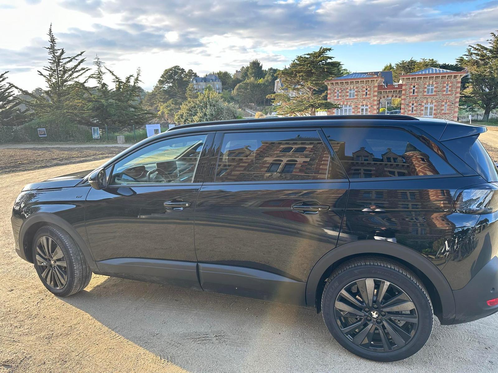 Profil latéral Peugeot 5008 VTC luxe stationné devant une villa bretonne à Dinard, chauffeur privé Bretagne