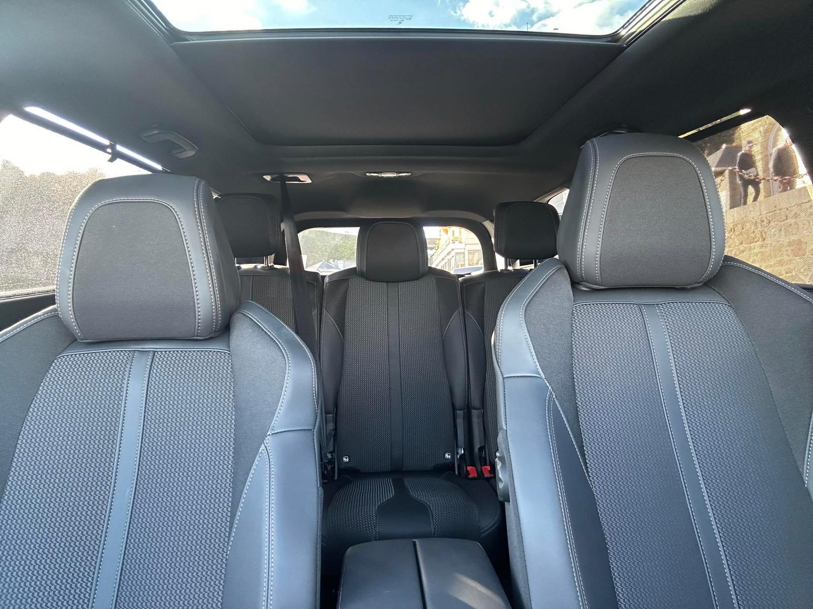 Intérieur spacieux Peugeot 5008 VTC avec sièges confort et toit panoramique, transport de groupe Bretagne