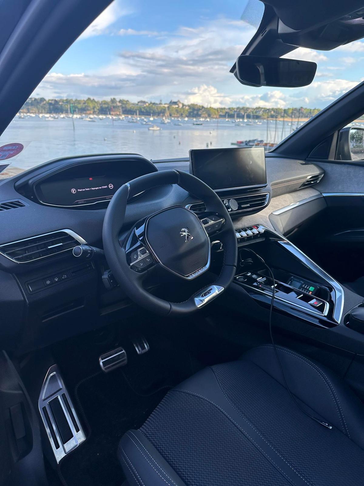 Tableau de bord moderne Peugeot 5008 VTC avec vue sur la mer, expérience chauffeur privé haut de gamme